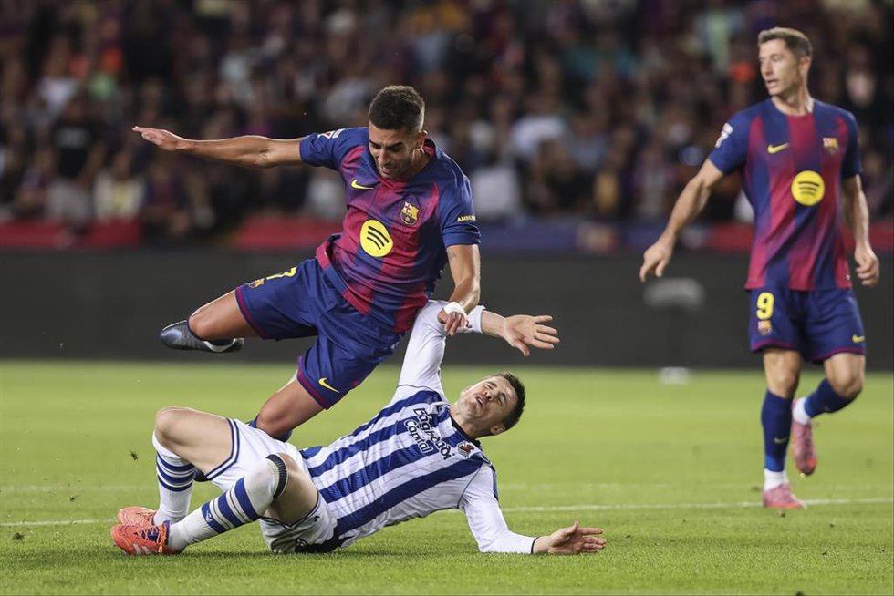 Archivo - El delantero Ferran Torres (FC Barcelona), ante el defensa Igor Zubeldia (Real Sociedad), en el partido de  LaLiga EA Sports 2025-26 disputado en el Estadi Olimpic.