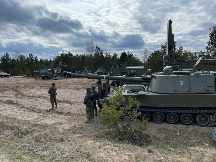 Archivo - Miembros del contingente español desplegado en Letonia.