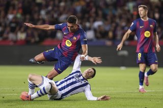 Archivo - Ferran Torres of FC Barcelona and Igor Zubeldia of Real Sociedad fight for the ball during the Spanish league, La Liga EA Sports, football match played between FC Barcelona and Real Sociedad at Estadi Olimpic Lluis Companys on September 28, 2025