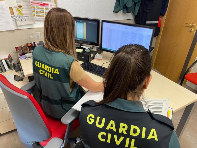 Archivo - Agentes de Guardia Civil en tareas de investigación