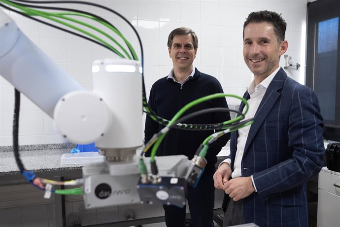 Israel Arnedo, director de das-Nano, y Eduardo Azanza, CEO de la compañía, en las instalaciones de la empresa en Navarra.