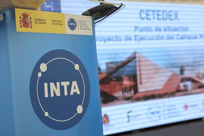 Archivo - Detalle del atril y la pantalla en un acto sobre el Cetedex.