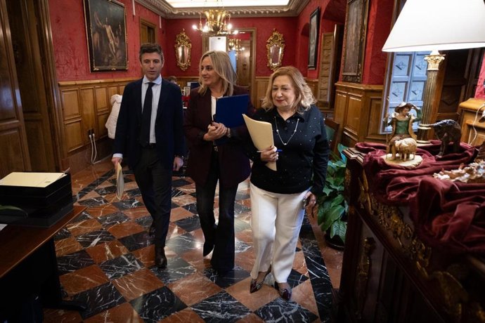 La alcaldesa de Granada, Marifrán Carazo, en el centro en la imagen flanqueada por el portavoz del equipo de gobierno local, Jorge Saavedra, y la edil de Economía, Rosario Pallarés