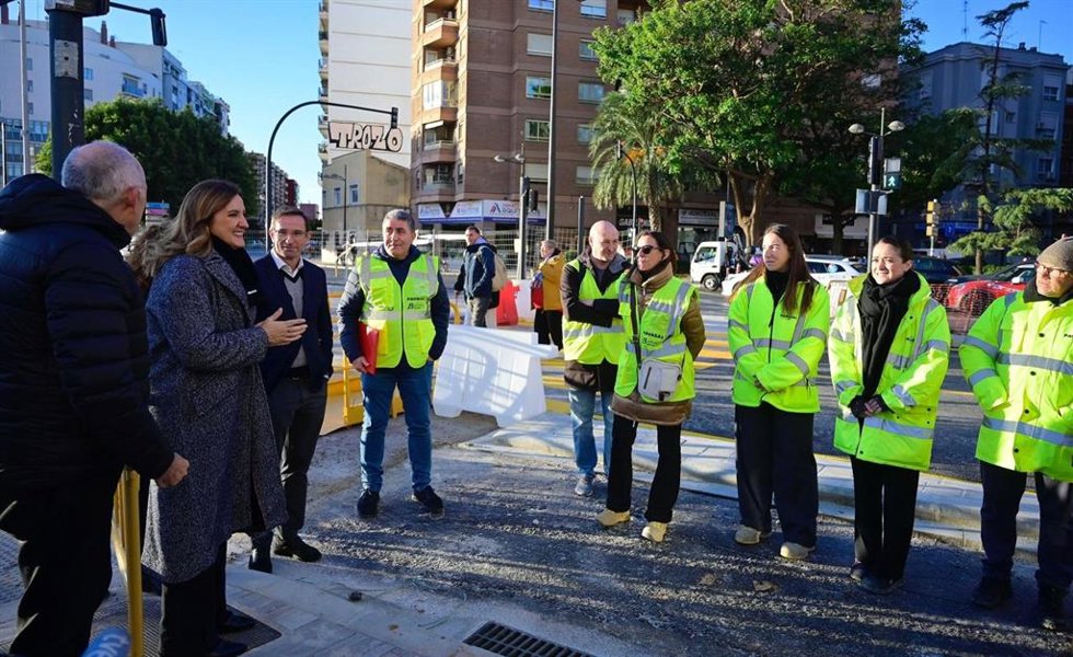 La alcaldesa, María José Catalá, visita las obras en la avenida Giorgeta acompañada de los concejales de Urbanismo, Juan Giner, y Movilidad, Jesús Carbonell