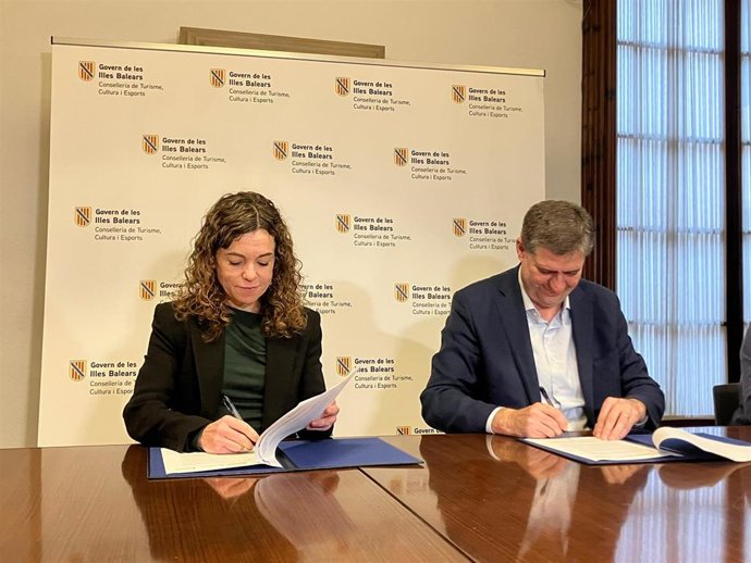 La Secretaria De Estado De Turismo, Rosario Sánchez, Y El Conseller De Turismo, Cultura Y Deportes, Jaume Bauzà.