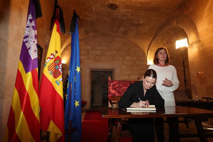 Archivo - La presidenta del Congreso de los Diputados, Francina Armengol (d) y la presidenta del Govern, Marga Prohens (i), durante la capilla ardiente de Francesc Antich, en el Consolat de Mar, a 3 de enero de 2025, en Palma