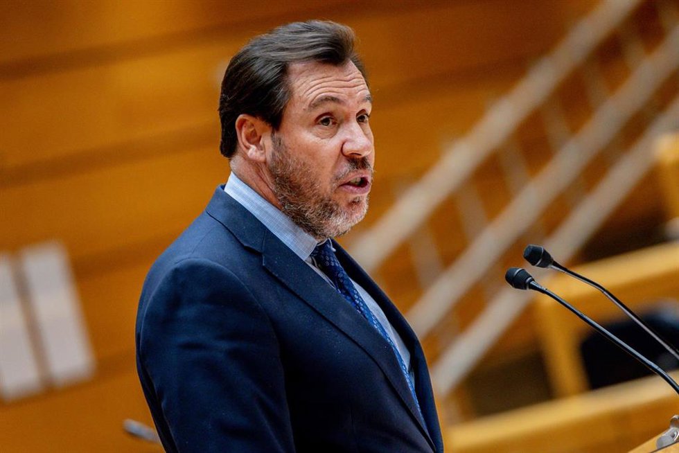 El ministro de Transportes y Movilidad Sostenible, Óscar Puente, interviene durante una sesión plenaria en el Senado, a 2 de diciembre de 2025, en Madrid (España).