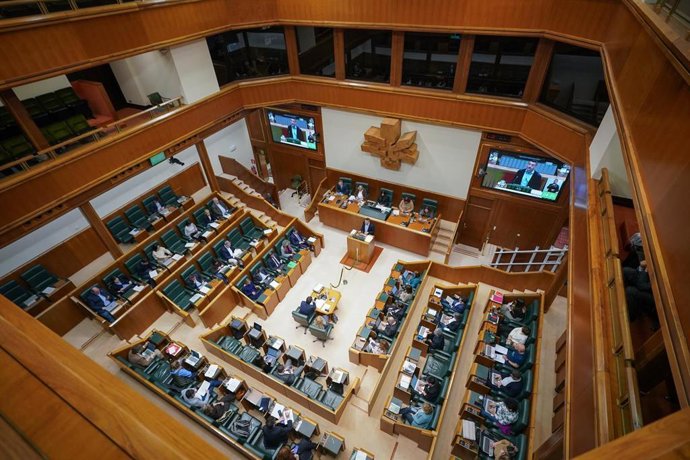Hemiciclo durante el debate de los Presupuestos de 2026, en el Parlamento vasco, a 23 de diciembre de 2025, en Vitoria-Gasteiz.