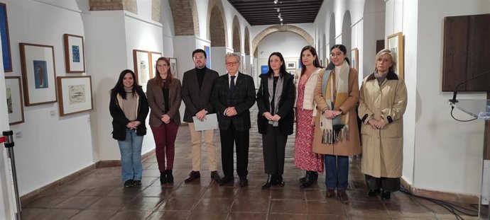 Fuentes (4º izda.), junto a Poyato (3º izda.) y diputadas provinciales en la inaguración de la muestra de la Fundación Colección ABC 'Agua. Memoria Líquida'.