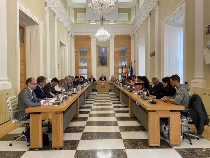 Pleno extraordinario del Ayuntamiento de Cáceres celebrado este martes para aprobar las bonificaciones del transporte urbano para 2026