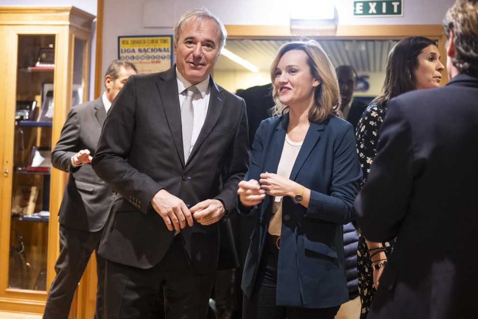 El presidente del Gobierno de Aragón, Jorge Azcón y la ministra de Educación y Formación Profesional, Pilar Alegría, a su llegada al partido de baloncesto de la Selección Española contra Letonia, en el Pabellón Príncipe Felipe, a 22 de febrero de 2024, 