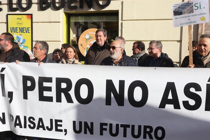 Los diputados de Vox Juan Vidal y Carmen Rouco han estado presentes en la concentración convocada por la Plataforma 13M, junto a las oficinas de Forestalia.