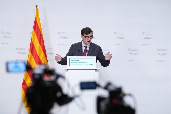 El presidente de la  Generalitat de Catalunya, Salvador Illa, durante una rueda de prensa tras la reunión del Consell Executiu, en el Palau de la Generalitat, a 23 de diciembre de 2025, en Barcelona, Catalunya (España). El Govern ha aprobado la prórroga d
