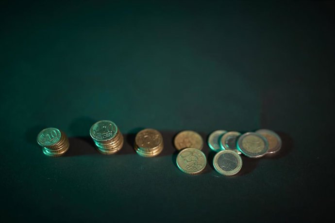 Archivo - Monedas, a 3 de septiembre de 2025, en Madrid (España). 