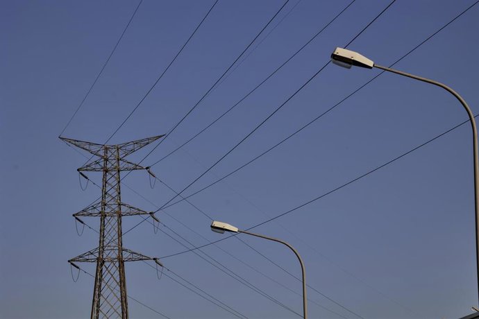 Archivo - Vista de una torre de alta tensión, en Madrid (España)