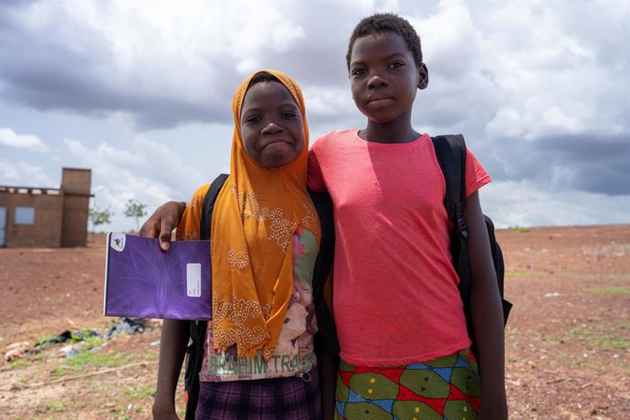 Fourteen-year-old twins Fadilatou and Neimata outside of school in Kaya, Burkina Faso.  UNICEF/Seck