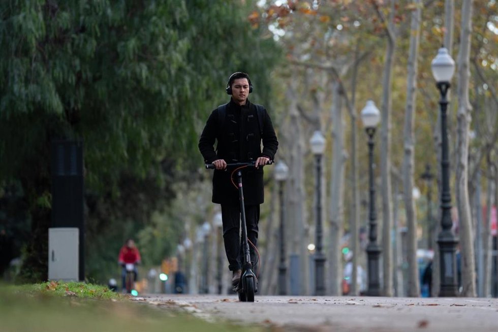 Archivo - Un hombre monta en patinete eléctrico.