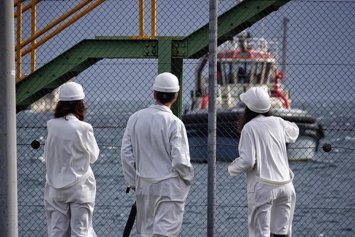 Archivo - Tres operarios durante la visita a la planta Musel E-Hub, en el Puerto de Gijón, a 26 de septiembre de 2024, en Gijón, Asturias (España). 