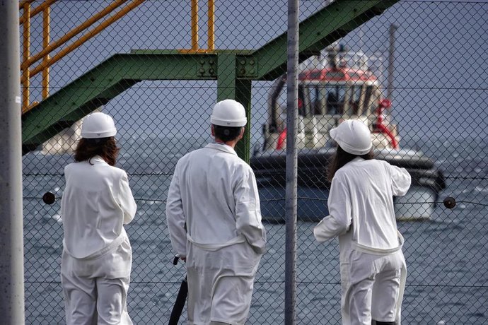 Archivo - Tres operarios durante la visita a la planta Musel E-Hub, en el Puerto de Gijón, a 26 de septiembre de 2024, en Gijón, Asturias (España). 