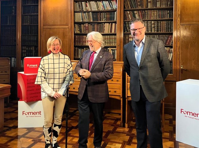 La vicepresidenta de Foment del Treball, Virginia Guida; el president, Josep Sánchez Llibre, i el president de la Cambra de Contractistes, Lluís Moreno