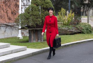 La ministra de Seguridad Social, Inclusión y Migraciones y nueva portavoz del Gobierno, Elma Saiz, a su llegada al Palacio de la Moncloa, a 23 de diciembre de 2025, en Madrid (España).