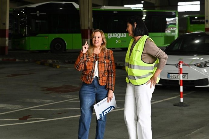 La presidenta del Cabildo de Tenerife, Rosa Dávila, y la consejera de Movilidad, Eulalia García, en un aparcamiento de guaguas de Titsa