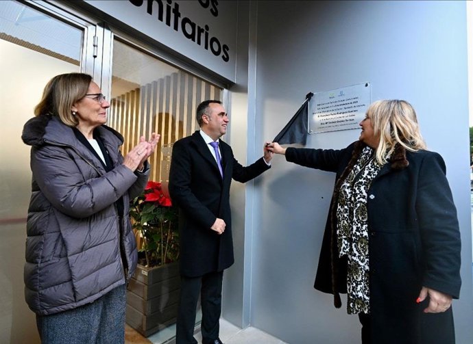 Desde la izquierda en la imagen la delegada de Inclusión Social de la Junta en Granada, Matilde Ortiz, el presidente de la Diputación, Francis Rodríguez, y la alcaldesa de Las Gabias, Meri Sádaba