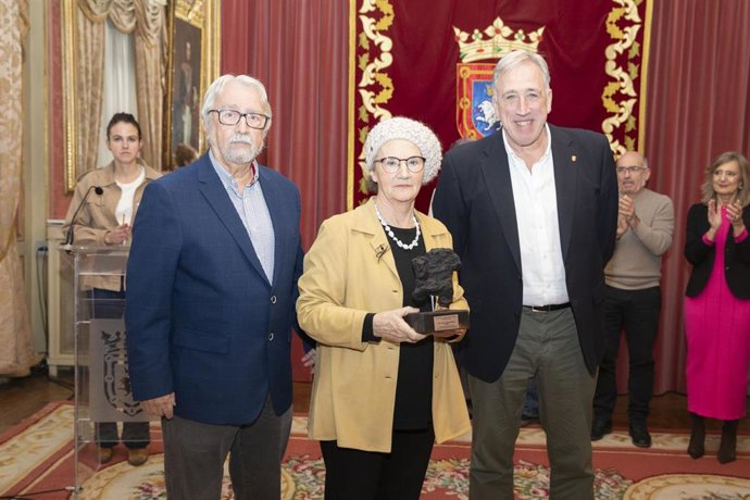 La catedrática de Prehistoria María Amor Beguiristain recibe el premio Txondorra Carbón Vegetal