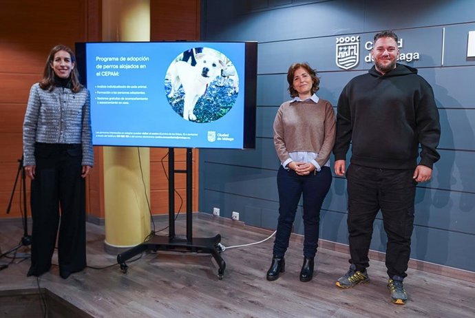 La edil de Sostenibilidad Medioambiental, Penélope Gómez, junto a la responsable de K9 Málaga, Marta Sainz, ha informado sobre el nuevo programa, en el que una novedad es la valoración caracterológica individual de cada perro.