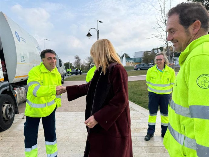 La alcaldesa de Huelva, Pilar Miranda, con trabajadores de Prezero.