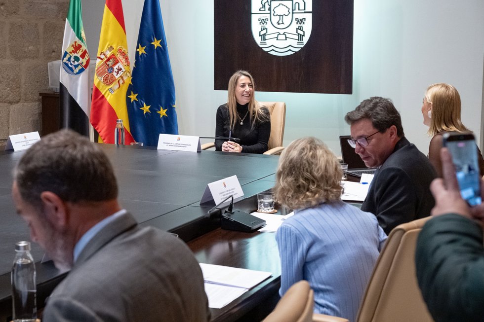 María Guardiola habla con su consejera portavoz, Elena Manzano, en el Consejo de Gobierno celebrado este martes.