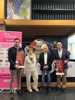 Diputación de Valladolid y Fecosva entregan la cesta de la campaña 'Esta navidad comprar en tu comercio vecino'.