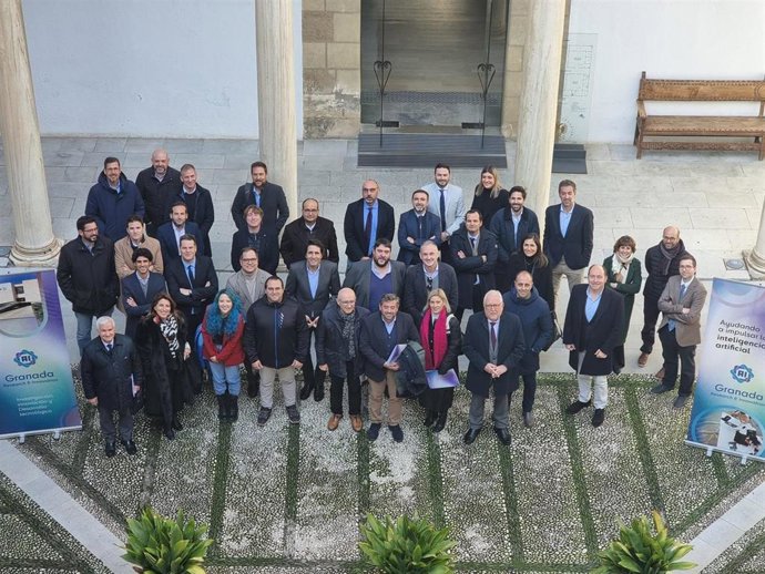 Foto de familia del patronato de la Fundación AI Granada en el Hospital Real
