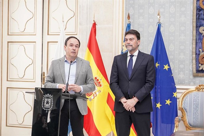 El 'president' de la Generalitat, Juanfran Pérez Llorca (i), junto al alcalde de Alicante, Luis Barcala (d), este martes en el Ayuntamiento de Alicante