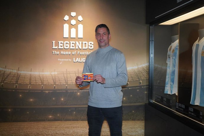 Joan Capdevila dona a LEGENDS el brazalete del Espanyol en homenaje a Dani Jarque