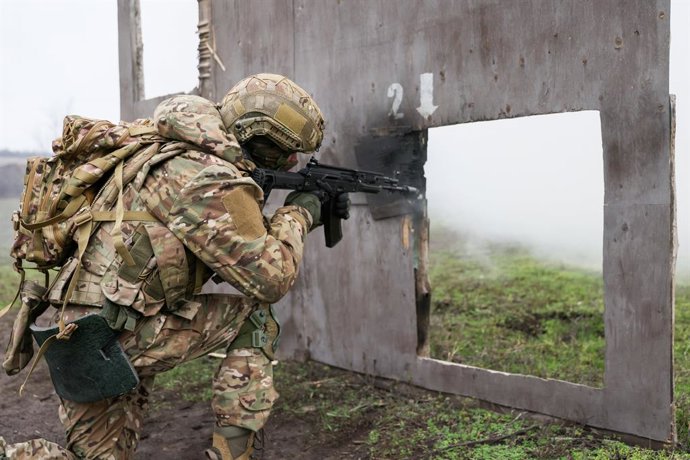 RÚSSIA, REPÚBLICA POPULAR DE LUGANSK - 5 DE DEZEMBRO DE 2025: Um militar do 752º Regimento de Rifles Motorizados de Guardas da 3ª Divisão de Rifles Motorizados do 20º Exército de Armas Combinadas de Guardas do Grupo de Forças Zapad [Ocidental] da Rússia p