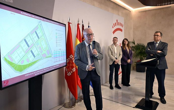 El alcalde de Murcia, José Ballesta, presenta las novedades de la ordenación de la Ciudad Deportiva de Murcia
