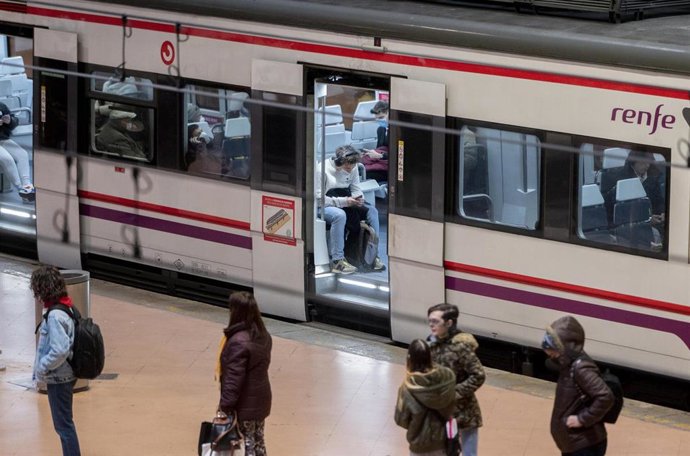 Archivo - Varias personas en el andén de Cercanías, en la estación Puerta de Atocha-Almudena Grandes