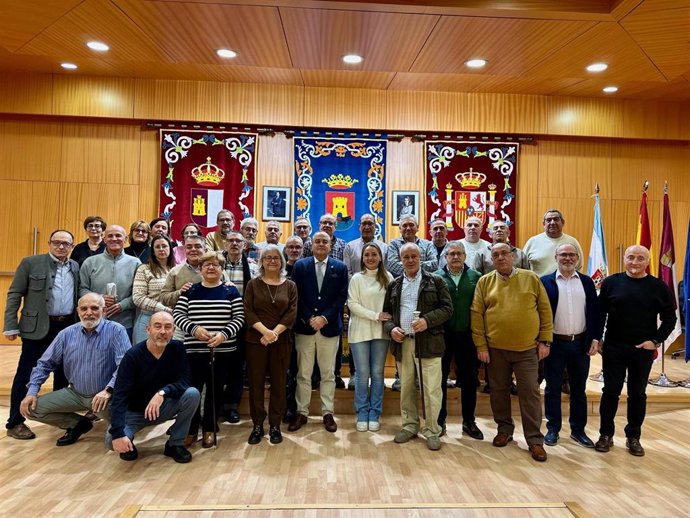 El alcalde de Talavera, José Julián Gregorio, junto a los 33 empleados municipales que se jubilan.