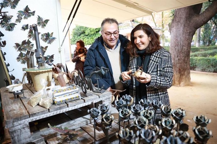 La consejera de Empleo, Empresa y Trabajo Autónomo de la Junta de Andalucía, Rocío Blanco, en su visita a la 26ª Feria de Artesanía Creativa de Sevilla.