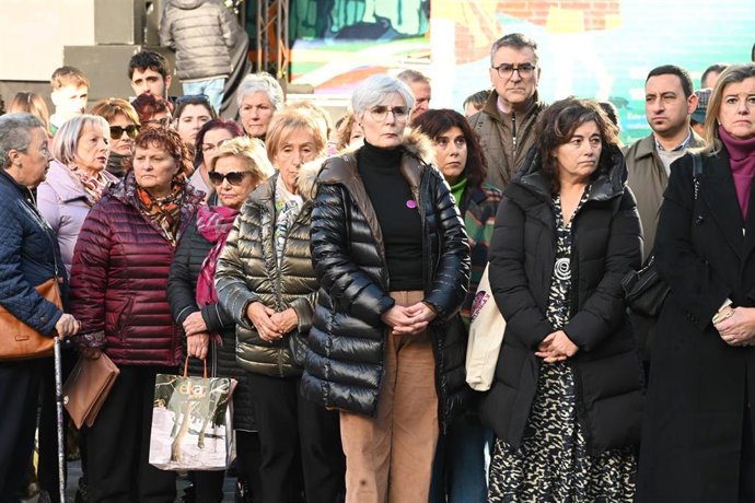 Un grupo de personas durante la concentración en la Herriko Plaza de Barakaldo