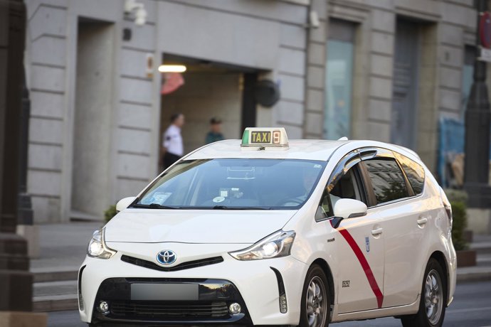 Archivo - Un taxi recorre Madrid, a 16 de septiembre de 2025, en Madrid (España). El 