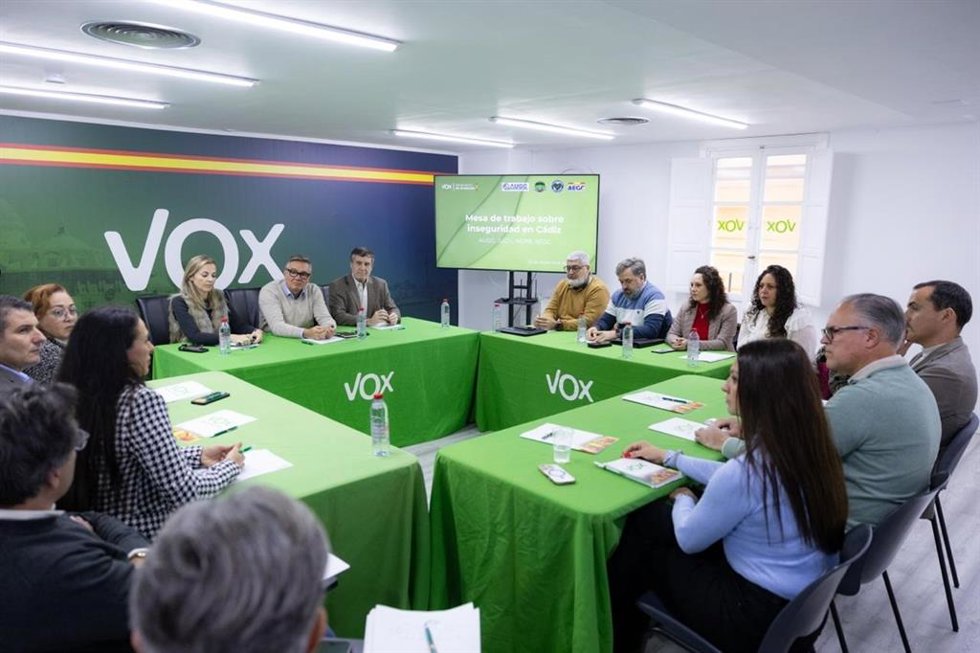 Imagen de este martes del encuentro de Vox, con su portavoz Manuel Gavira al frente, con asociaciones de guardias civiles, celebrado en Cádiz.
