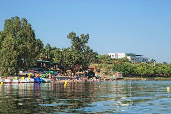 Archivo - Playa Costa Dulce en el Embalse de Orellana.