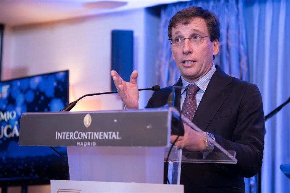 El alcalde de Madrid, José Luis Martínez-Almeida, recibe el Premio Or Janucá por parte de la comunidad judía, en el Hotel Intercontinental, a 20 de diciembre de 2025, en Madrid (España). La comunidad judía de Madrid concede cada año este galardón a aque