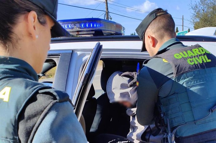 Uno de los detenidos, conducido por agentes.