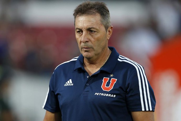 Futbol, Universidad de Chile vs Cobresal Primera fecha, campeonato nacional 2019 El entrenador de Universidad de Chile Frank Kudelka, dirige durante el partido de primera division contra Cobresal en el estadio Nacional de Santiago,