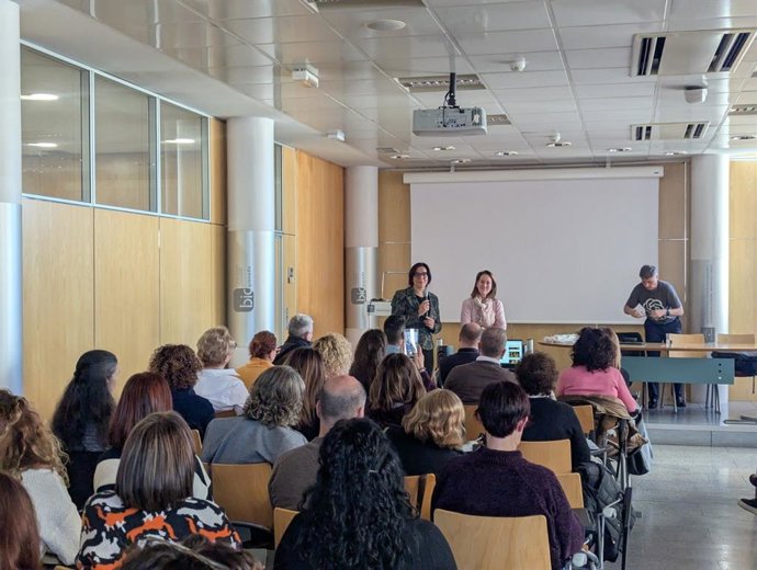 La delegada territorial de Desarrollo Educativo, Formación Profesional, Universidad, Investigación e Innovación de la Junta en Granada, María José Martín, interviene en la jornada 'El poder de la IA para la atención a emprendedores'