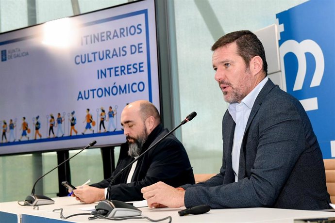El conselleiro de Cultura, Lingua e Xuventude, José López Campos, se reúne con alcaldes de Galicia para dar a conocer la nueva figura de los itinerarios culturales (foto: Mónica Arcay Carro)