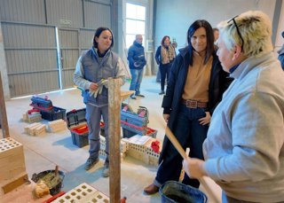Gálvez (centro), en una visita a un proyecto del anterior programa en Fernán Núñez.